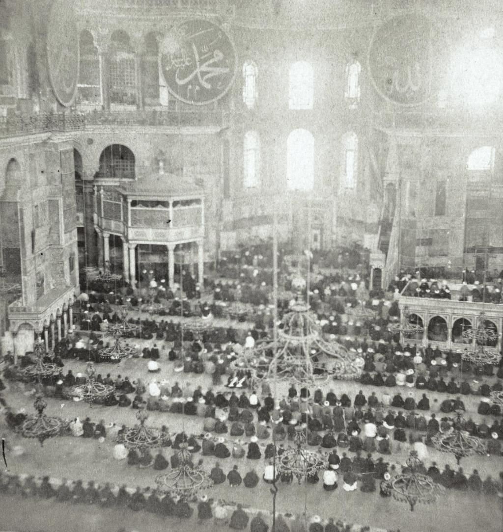 Le jour J, la mosquée est remplie : 30 000 fidèles à dans la mosquée. La prière du teravih terminée, le Hafiz se met à lire des ilahi avec de belles mélodies. Les fidèles étaient comme enchantés lorsqu’ils écoutaient.