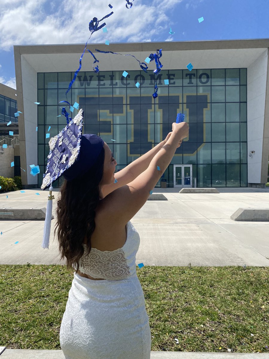 Erod_66's tweet photo. SO proud of @sabyromero for taking a big step toward her dreams❤️🎓 📙🔜🔒6️⃣ https://t.co/TvveMy6tYC