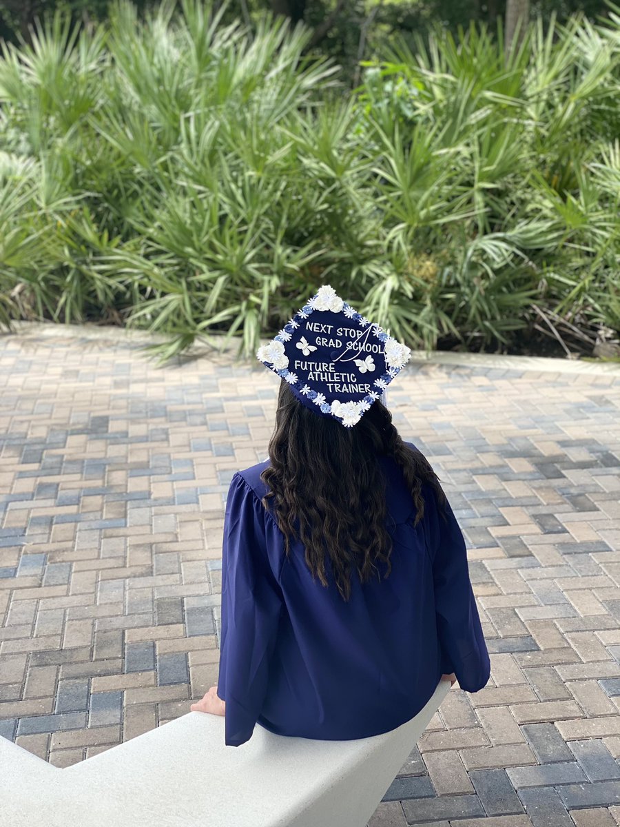 Erod_66's tweet photo. SO proud of @sabyromero for taking a big step toward her dreams❤️🎓 📙🔜🔒6️⃣ https://t.co/TvveMy6tYC