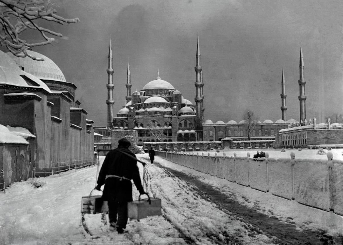 Pour mieux comprendre, il faut remonter à quelques semaines.Nous sommes à Istanbul dans un rude hiver de l’année 1932, en plein mois du ramadan (janvier-février).