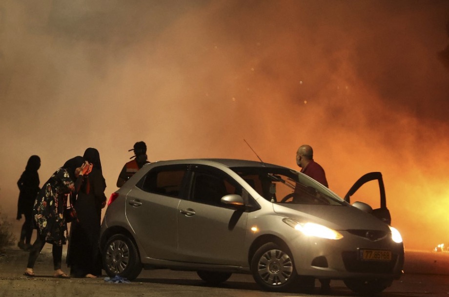 Live updates:- Israeli forces fire teargas in Nablus to disperse Palestinian protesters - Dramatic scenes at the Damascus Gate- Medics prevented from giving treatment-Israeli forces storm protest camp in Sheikh Jarrah  #Jerusalem  #alquds  #breaking https://www.middleeasteye.net/live/israel-palestine-sheikh-jarrah-jerusalem-update