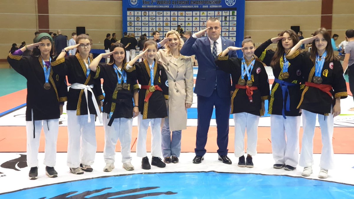 Başta şehitlerimizin anneleri olmak üzere;

Bayrağımızın daima dalgalanması için Türk Gençliğini yetiştiren  Alpagut Yürekli Ulu Annelerimizin,

Ve Ülkü’müz uğruna yürüdüğüm bu yolda en büyük destekçim,
Değerli eşim 

Fulya ERSOY’un anneler gününü kutlarım.

#milliyetçiBursa