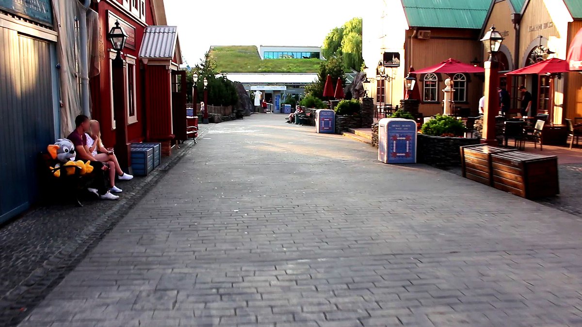 Die Sicherheit im Park hat stets höchste Priorität! Rund um die Uhr hat der Sicherheitsdienst die Aufgabe, das Gelände und die Gäste zu schützen. Unterstützt wird dieser von über 150 Kameras, welche zu jeder Tages- und Nacht-Zeit ein klares Bild liefern. 📹