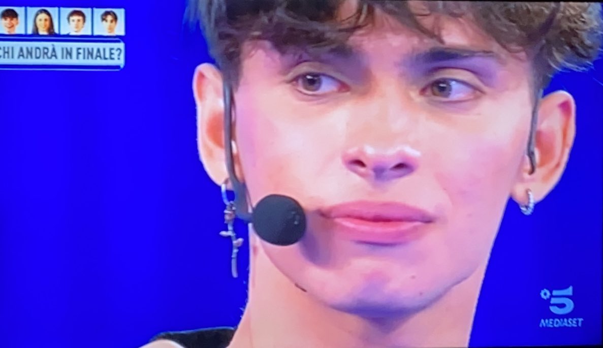 whoooooiamm's tweet photo. Ma Deddino che piange? Cuore di panna mioooo 🤍🤍 #Amici20 https://t.co/JgpzxUb5ft