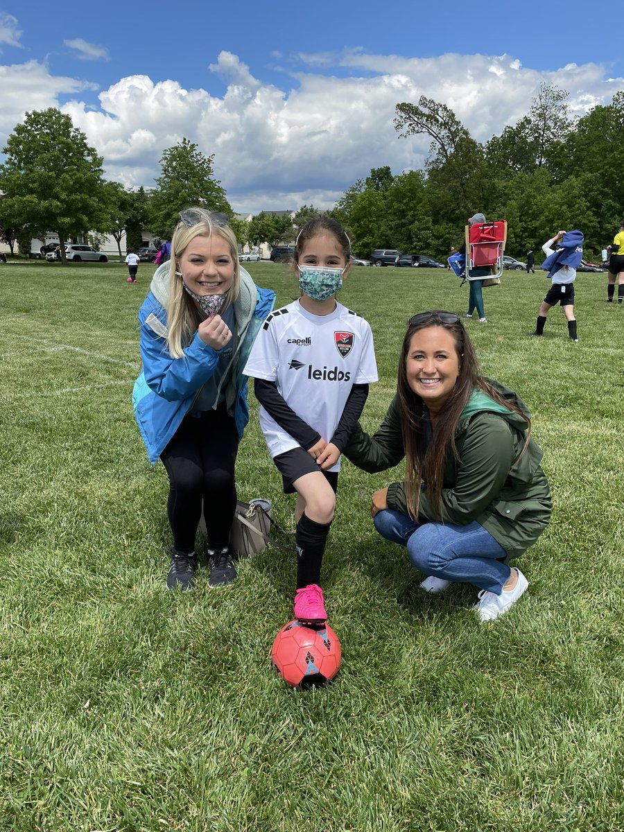Ms_1stgrade's tweet photo. Building strong relationships outside of the classroom with a couple GREAT GATORS today! SO PROUD! @GoshenPostES #GOGPEgators ⚽️ 🐊💙💚 https://t.co/SsAtToCYiU