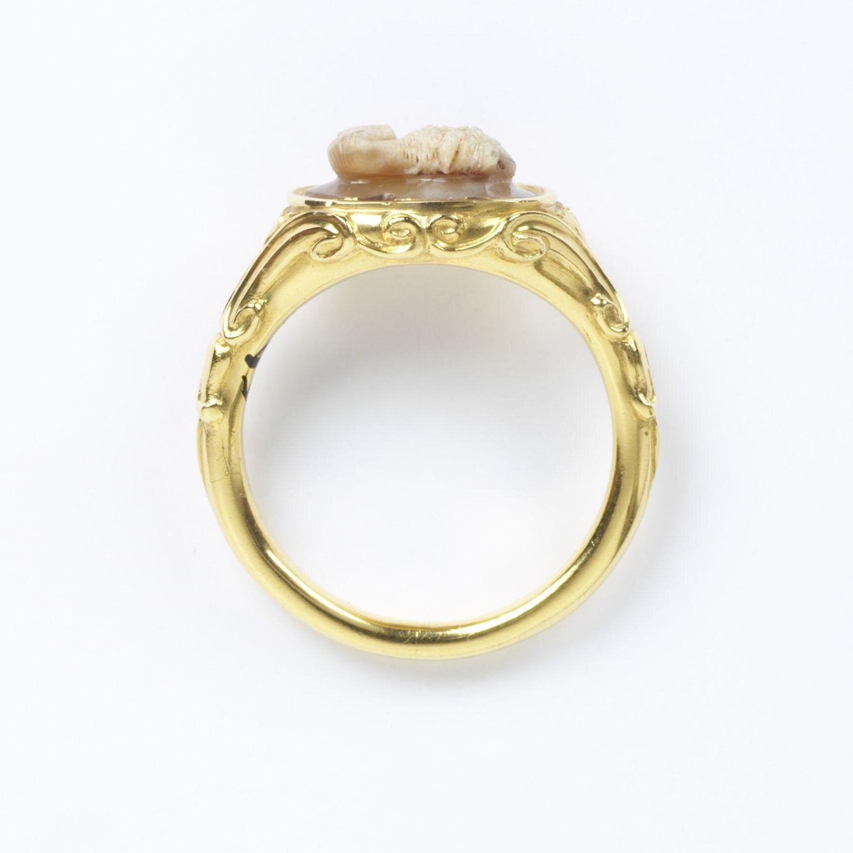 wikivictorian's tweet photo. Gold ring with a layered onyx cameo depicting a crouching cat in a 'Roman' setting, 1825. England. Victoria &amp; Albert Museum. https://t.co/K5NboMMe4a