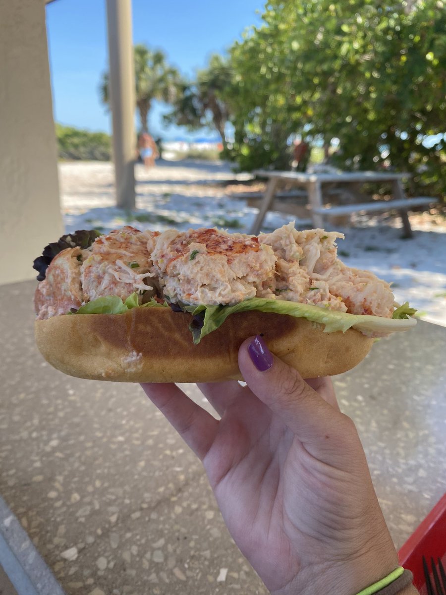 ashmbailey's tweet photo. Lobster + the views = 10/10 😍🦞🌴 https://t.co/fCwCjrudkG