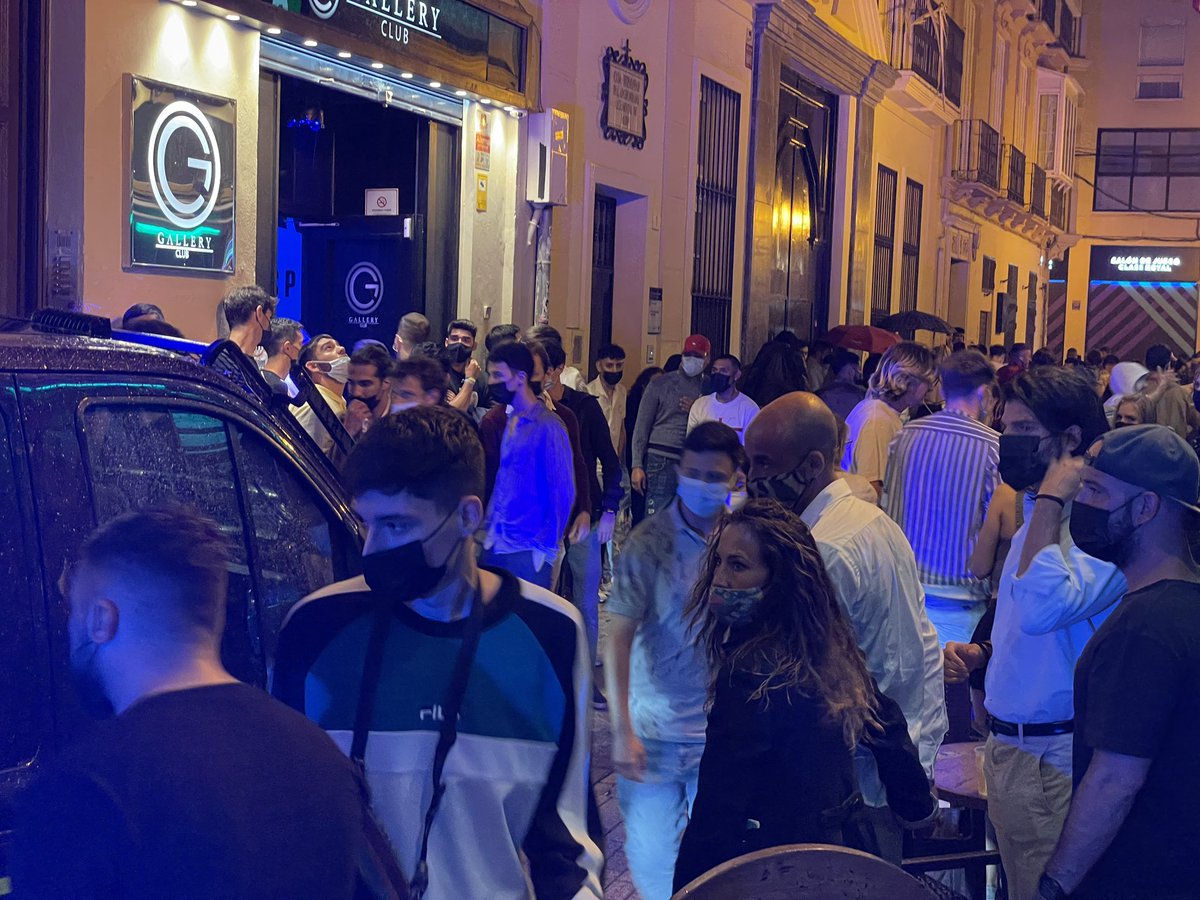 JesusSanchez__'s tweet photo. 🔴 Domingo, 9 mayo 0:00 🕛 

🗣Al grito de “toque de queda” #Málaga ‘celebra' el fin del #EstadoDeAlarma con pocas mascarillas, sin distancia social en muchas calles, colas en discotecas, gritos, baile, abrazos, besos… vamos, aquí no hay pandemia 🤦🏻‍♂️

▶️ https://t.co/H7OFq8hahw https://t.co/d4YHrOjLcS