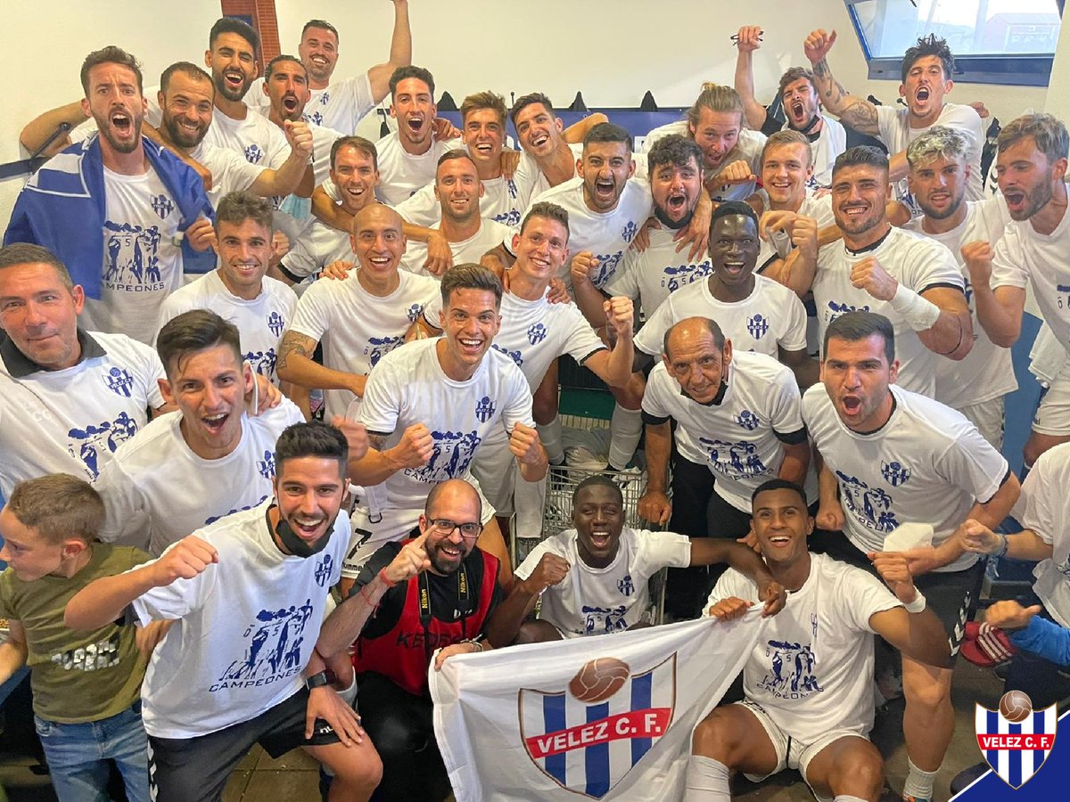 No podía faltar la clásica foto en vestuario tras sumar los 3 puntos 💪 pero no es una victoria cualquiera... con ella nos proclamamos tras 29 años como: ¡CAMPEONES DEL GRUPO IX DE TERCERA DIVISIÓN! 🏆 ¡CAMPEOONES, CAMPEOONES, OE, OE, OEEE! ✊

#VamosVelez
#TodosSomosVelez
🔵⚪️🔵