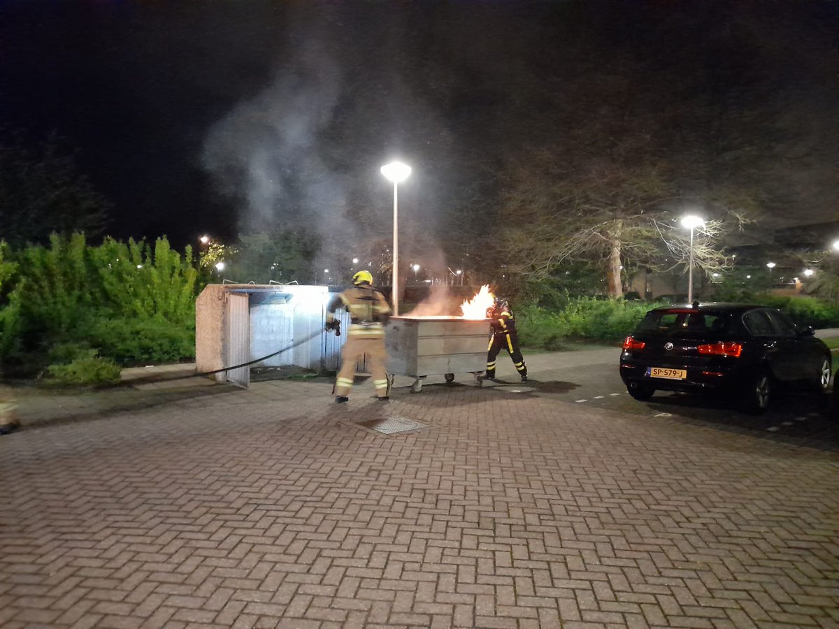 VonkMarien's tweet photo. Vandaag weer m'n eerste piketdag als bevelvoerder na ons #binnenvaart avontuur. Een melding #stormschade en een #containerbrand We hebben ze met elkaar weer afgehandeld. #brandweer #piket https://t.co/Ozxl2PB9DZ