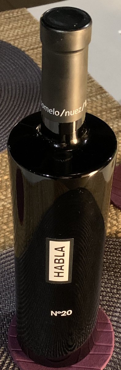 nacho_pelaez's tweet photo. Fin de semana de contrastes, de la sutileza y fragilidad de este vino de #AlvarDeDios, de #Rarabanda a la contundencia y ampulosidad de este Habla num 20, de #BodegasHabla. Preparándonos para la “libertad” desde esta noche 😄😄 https://t.co/29iBV0OUyb