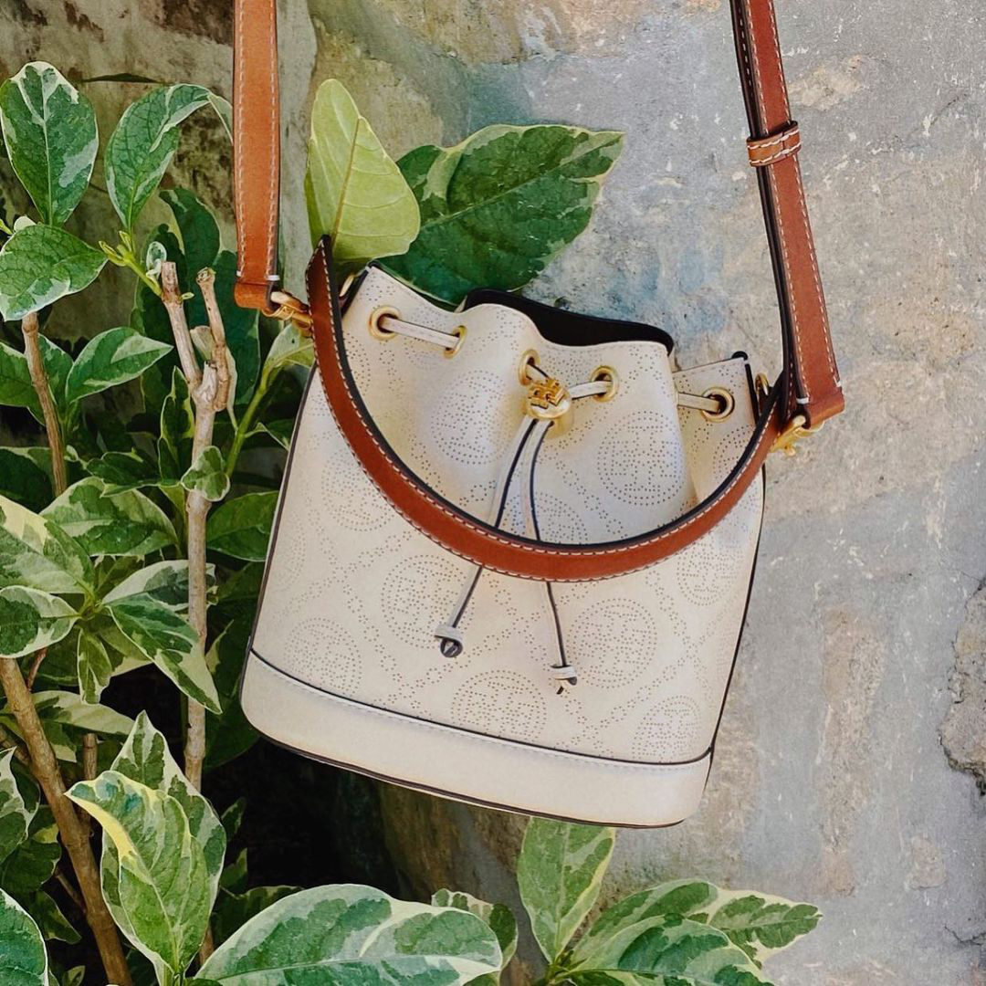 Tory Burch on X: The #TMonogram bucket bag in a new perforated leather  #ToryBurchPreFall21 #ToryBurchBags #ToryBurch    / X