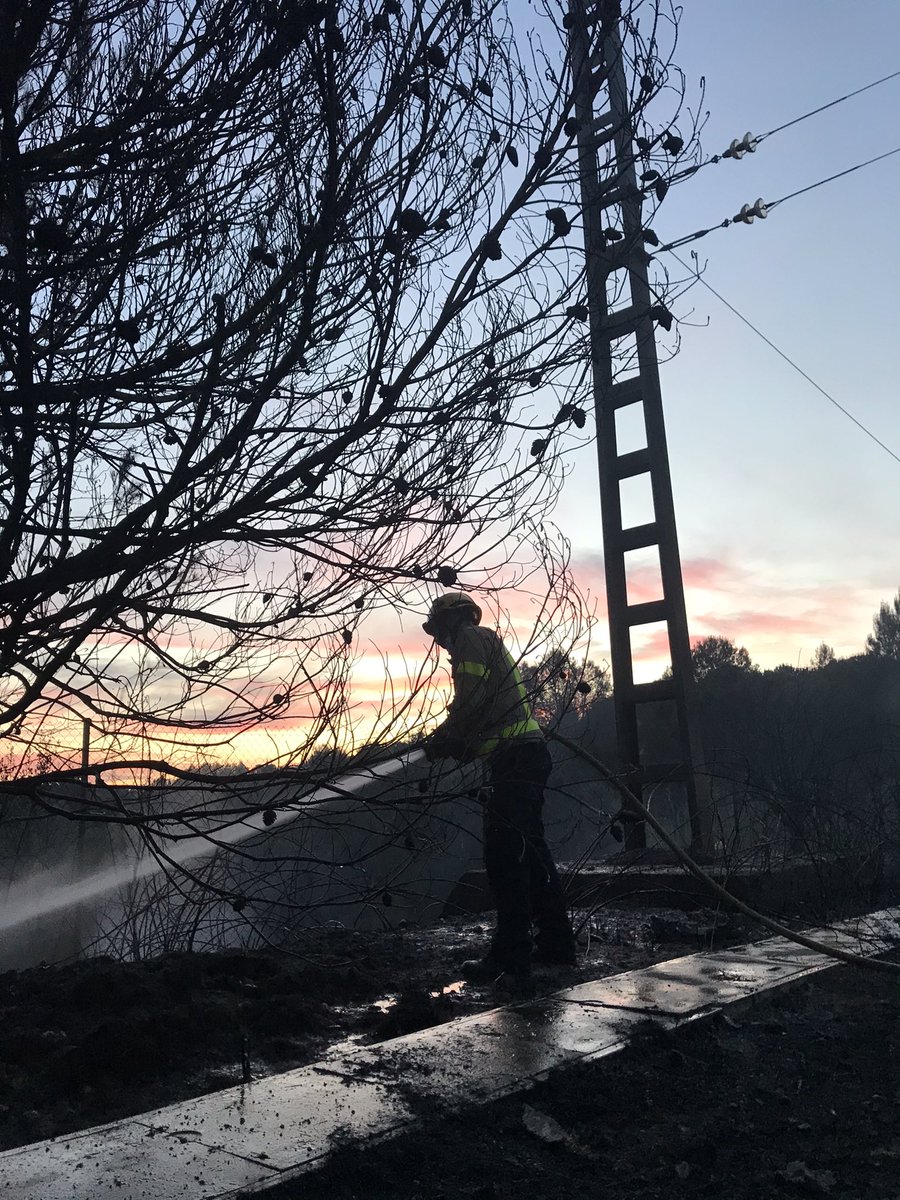 Aquesta nit prevèiem activitat. I efectivament, des de les 20h, hem anat enllaçant serveis, alguns d’ells simultanis. Focs de canyes, foc d’habitatge, salvament en ascensors...