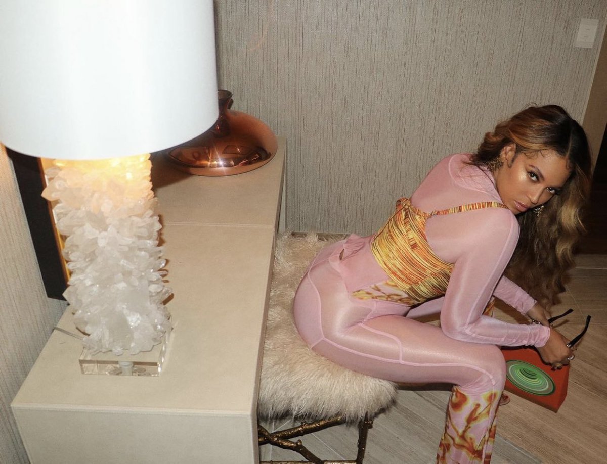 beyonseh's tweet photo. beyoncé cleared this https://t.co/bG2UCi3iwq