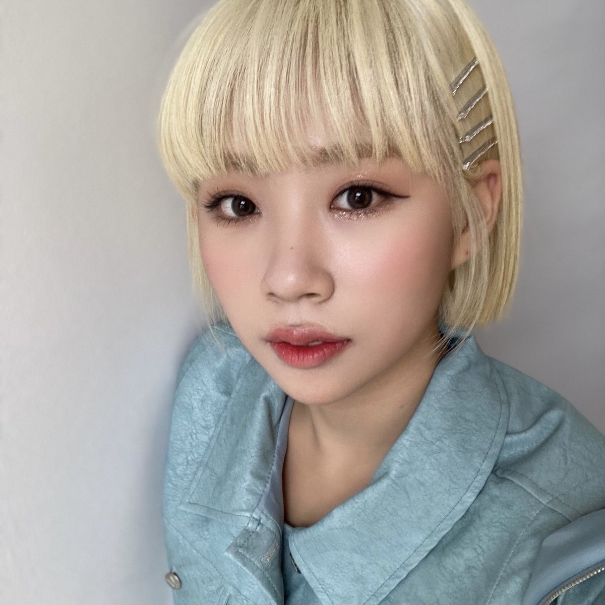 [ DOSIE • 도시 ]Name: Jang Eun-seong (장은성)Birthday: 2000 February 11 (Aquarius)Nationality: KoreanPosition: main dancer, vocalEmoji: (Trivia: Dosie was on MixNine, where she ranked 78th.)