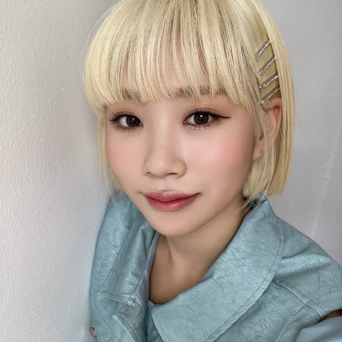 [ DOSIE • 도시 ]Name: Jang Eun-seong (장은성)Birthday: 2000 February 11 (Aquarius)Nationality: KoreanPosition: main dancer, vocalEmoji: (Trivia: Dosie was on MixNine, where she ranked 78th.)