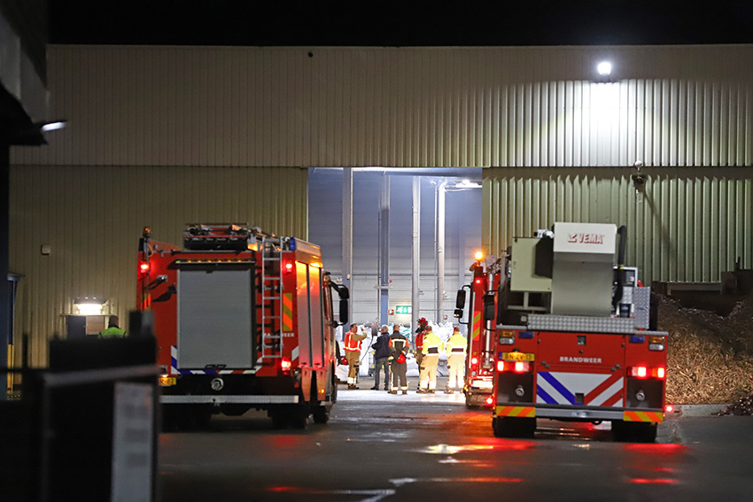 Brandweer rukt uit voor brand in loods recyclebedrijf..