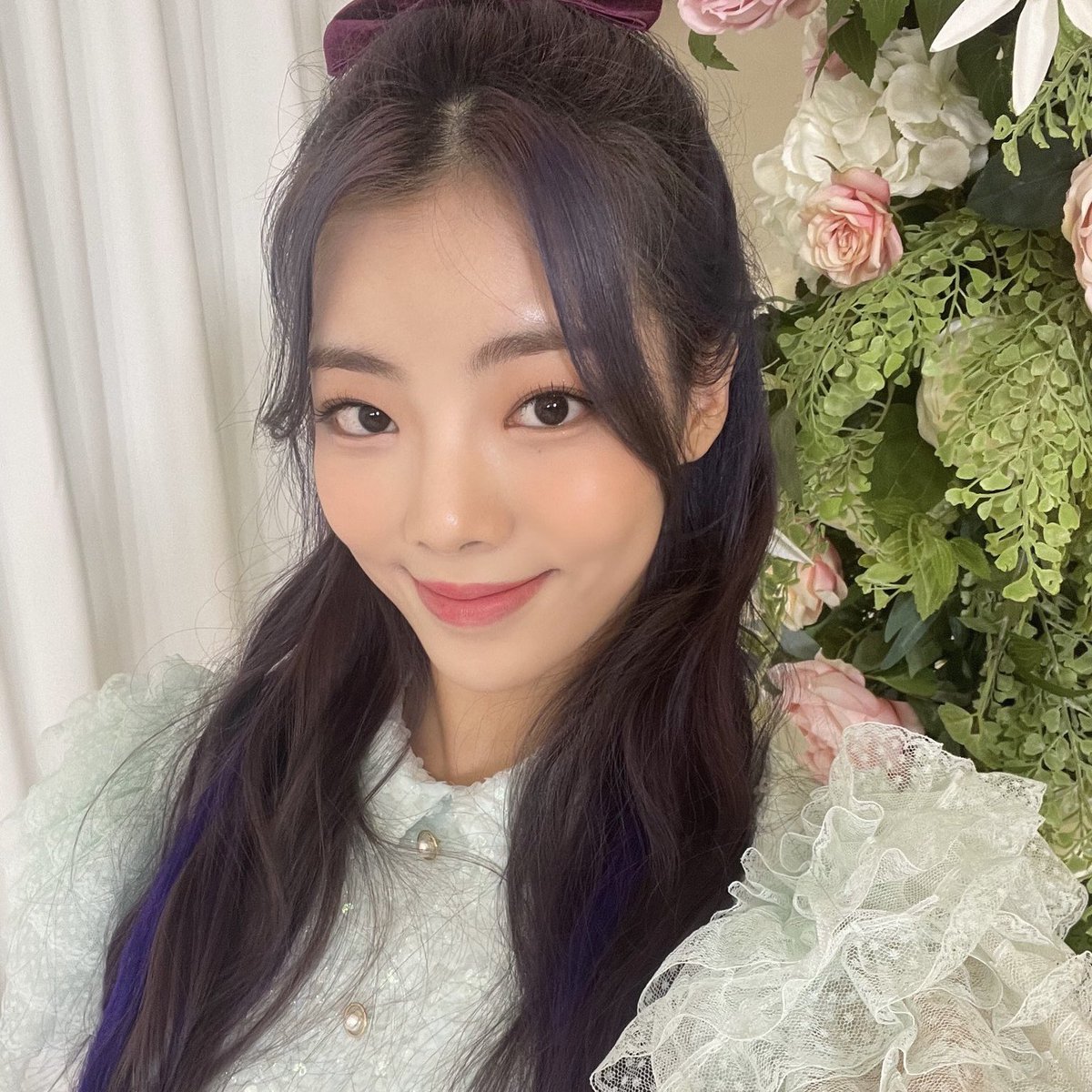 [ NA GOEUN • 나고은 ]Name: Na Go-eun (나고은)Birthday: 1999 September 3 (Virgo)Nationality: KoreanPosition: main vocal, lead dancerEmoji: (Trivia: Na Goeun was on Produce 48, where she ranked 29th.)