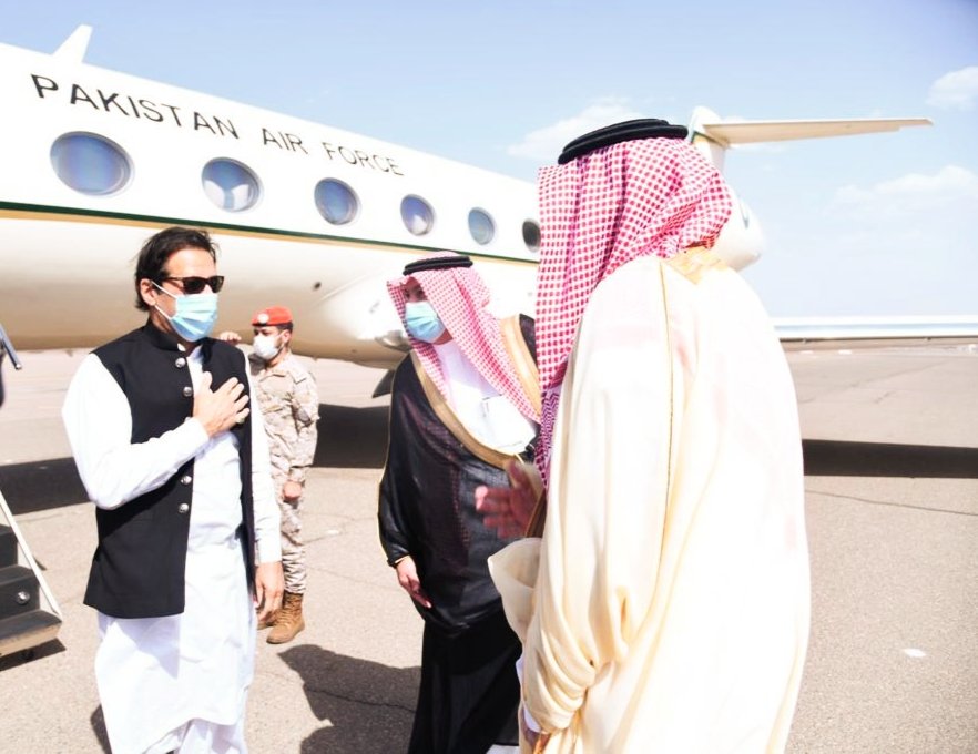 shnewsurdu's tweet photo. وزیرِاعظم عمران خان روضہ رسول ﷺ پر حاضری کیلئے ننگے پاؤں مدینہ منورہ پہنچ گئے، مدینہ ائیرپورٹ پر وزیرِ اعظم کا استقبال گورنر مدینہ منورہ امیر فیصل بن سلمان بن عبدالعزیز نے کیا۔

ویڈیو لنک: https://t.co/0L1BmaOhlb https://t.co/t64hwr5VHs