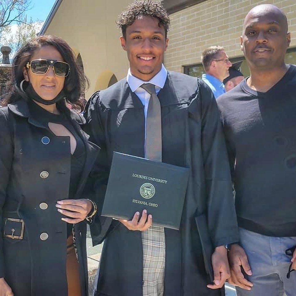 JakeDuPree_10's tweet photo. BIG CONGRATS our guy Deuce for earning his degree today!! Couldn’t be more proud man! It’s been a blessing watching your journey over the past 4 years Brotha!! Excited to see what comes next!! Welcome to the brotherhood!!🐺👨🏽🎓🏀🤞🏽@deucem2 #107Graduate https://t.co/732KziMaIs
