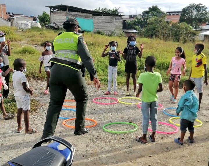PoliciaChoco's tweet photo. Con dinámicas y juegos en el barrio cubis de #stmina nuestros @PoliciaColombia fomentan el sano esparcimiento y el buen aprovechamiento del tiempo libre de los niños y niñas. #JuntosPorLaNiñez https://t.co/410R3ND2BT