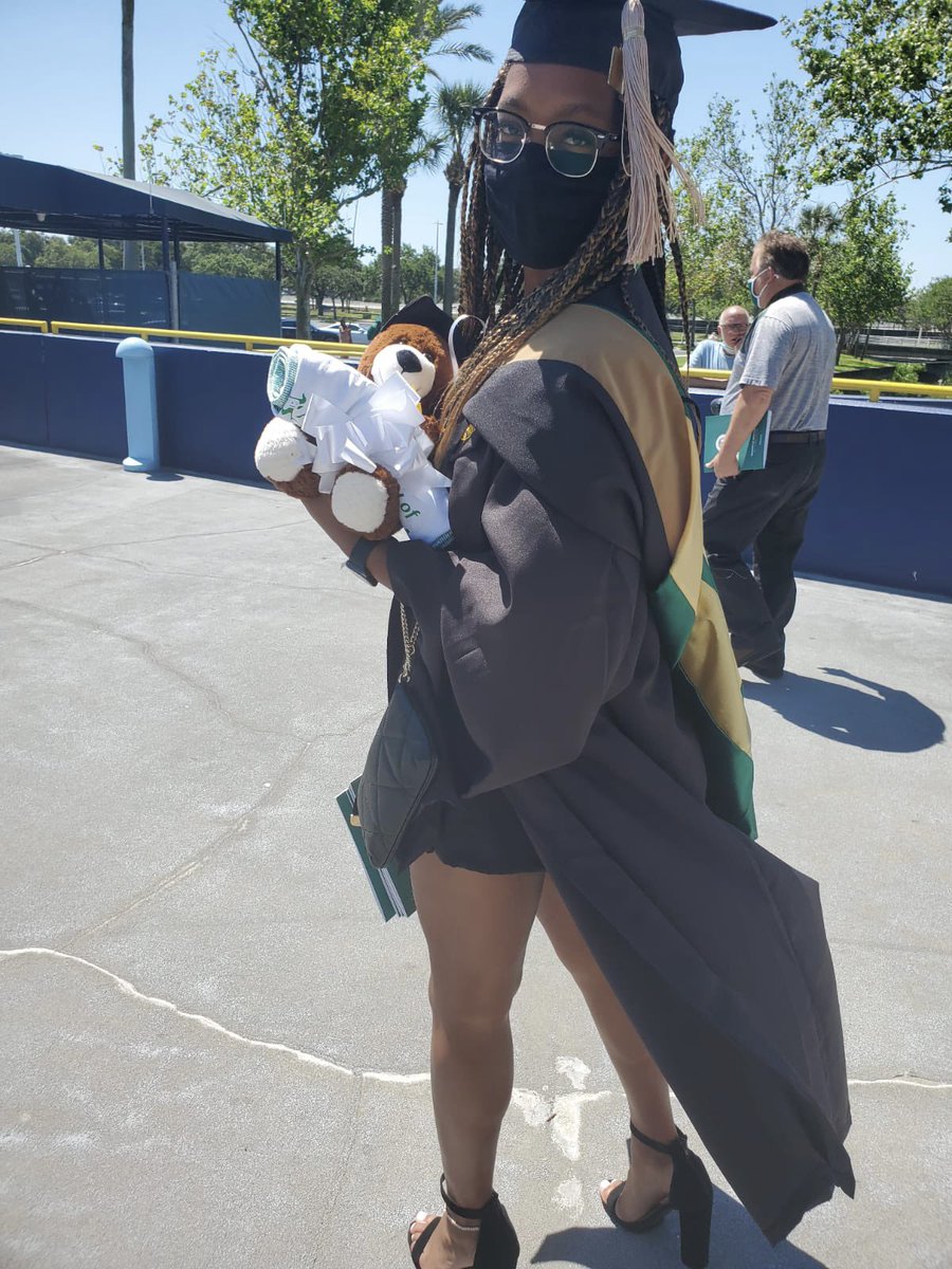 KiannaJS's tweet image. Twitter needs to see them too. 

It’s official. 

Kianna JS, MBA, MS. 

👩🏽‍🎓🎉