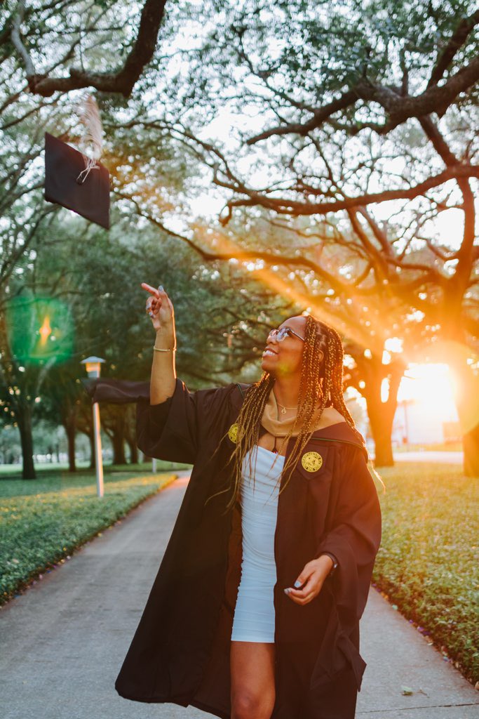 KiannaJS's tweet image. Twitter needs to see them too. 

It’s official. 

Kianna JS, MBA, MS. 

👩🏽‍🎓🎉