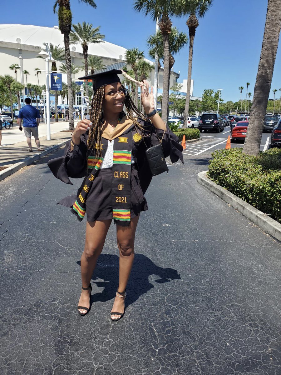 KiannaJS's tweet image. Twitter needs to see them too. 

It’s official. 

Kianna JS, MBA, MS. 

👩🏽‍🎓🎉