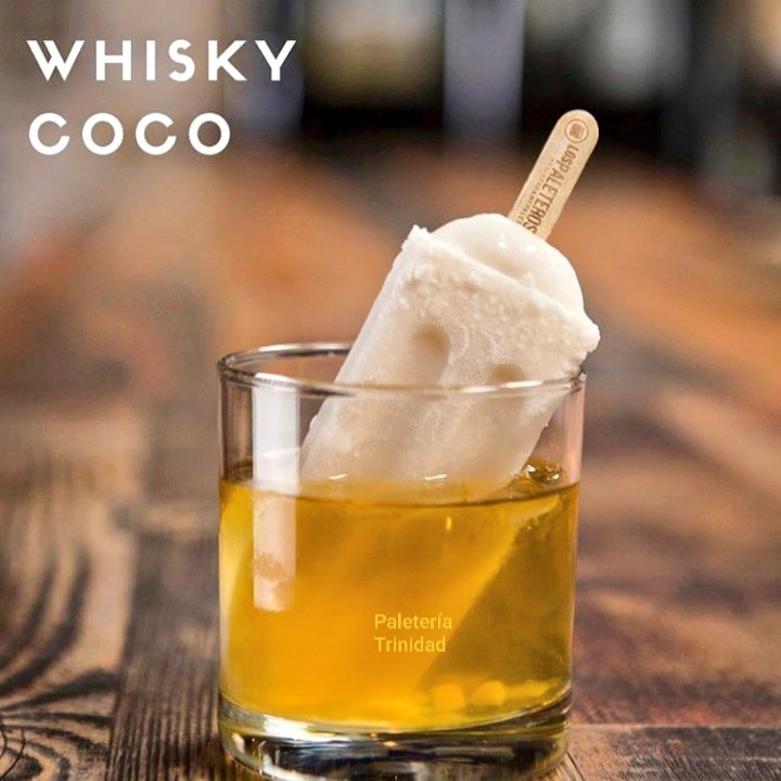 PaleteriaT's tweet photo. Noche fresca... ideal para disfrutar de un #poptail como este Whisky con polo de Coco 🥃🥥 https://t.co/evGCFnJU4j