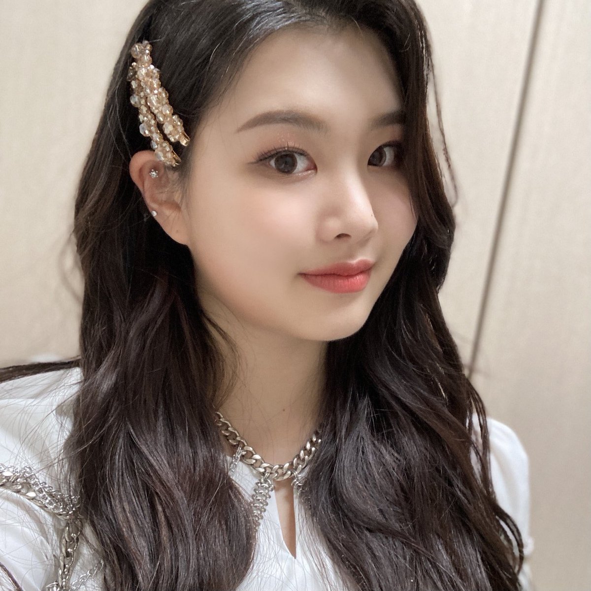 [ SWAN • 수안 ]Name: Park Su-jin (박수진)Birthday: 2003 July 11 (Cancer)Nationality: KoreanPosition: main vocal, maknaeEmoji: (Trivia: Swan sung the guide versions of songs such as Chung Ha's 'Snapping' and MAMAMOO's 'Wind Flower'.)