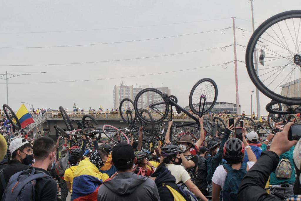 JUANCAELBROKY's tweet photo. Gran movilización de ciclistas contra el Gobierno Duque y la represión policial en Bogotá. #ParoNacional8M
Fotos:@Col_Informa https://t.co/f1GoB5IbL6