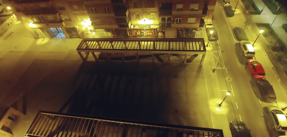 NoaGresiva's tweet photo. Una de las zonas de fiesta en Valencia. Por algo tenemos una de las incidencias más bajas de España. Por poco tiempo. 😔 https://t.co/dMqVGfofIZ