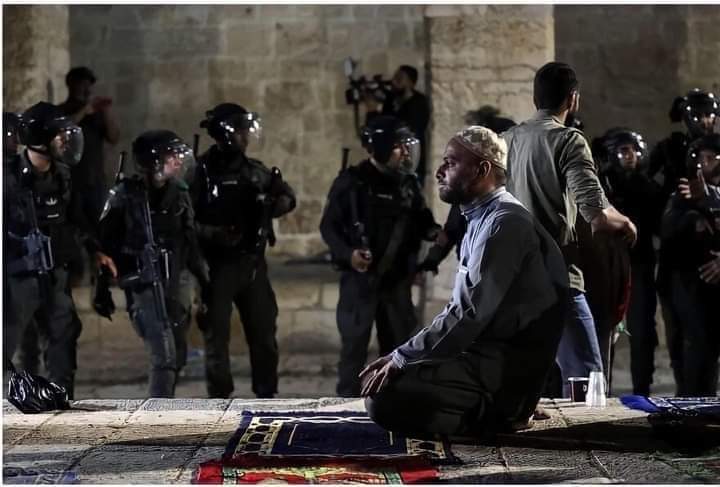Muhammed_Kmv's tweet photo. Where is the slaves of israel, The arab countries, why can't they spell a word For Palestinians..?
#AlAqsaUnderAttack  #BoycottIsrael  #AlAqsaMosque  #AlAqsa  #AlQuds  #PalestiniansLivesMatter  #PalestineWillBeFree  #FreePalestine https://t.co/gwWp1hrAXn