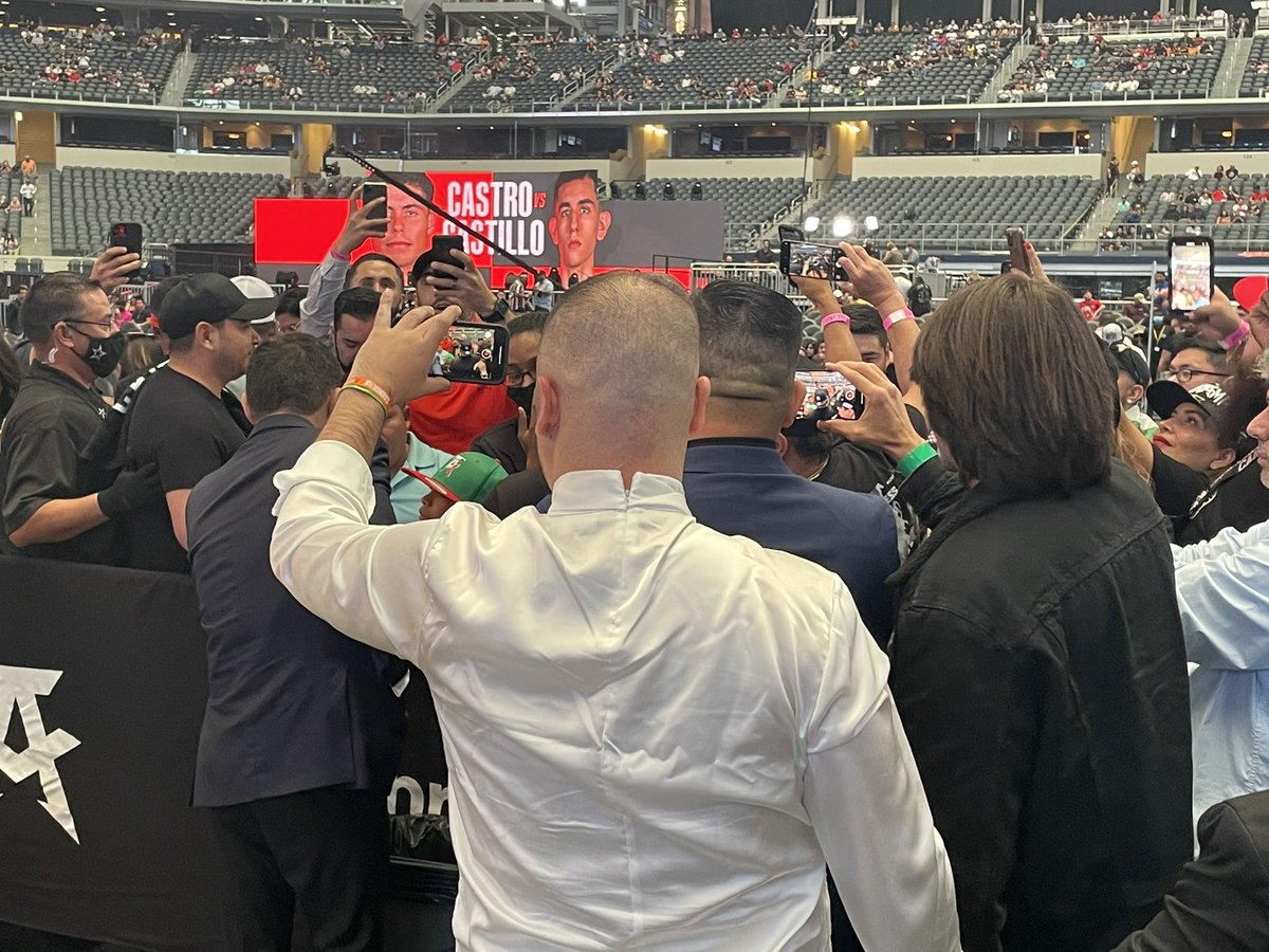 TapaNava's tweet photo. Llegó el gran Campeón Mundial Mexicano, @Jcchavez115 #CaneloSaunders https://t.co/blejPlbmWA