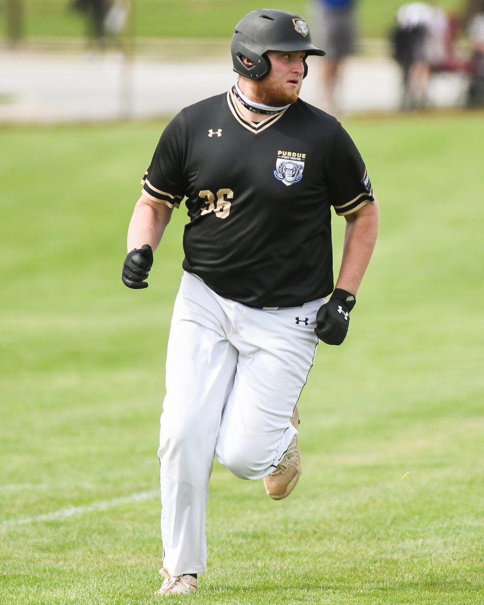 MastodonBSB's tweet photo. Middle 6 - Game 2 (7 inning game)
Mastodons 5 11 0
Penguins 3 7 1

Three runs go on the board for the 'Dons in the sixth as they take the lead. Ryan Robison (pictured) with a 2-RBI double. 

#FeelTheRumble #HLBASE https://t.co/UA7KhNMny0