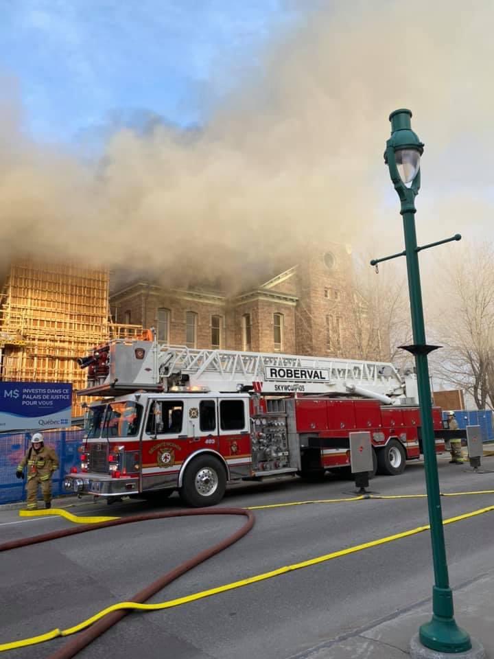 Maxime_Simard's tweet photo. Le palais de justice de Roberval est actuellement la proie des flammes. Des rénovations majeures afin de l’agrandir sont en cours depuis plusieurs semaines. #saglac https://t.co/HfoyY0w3P5
