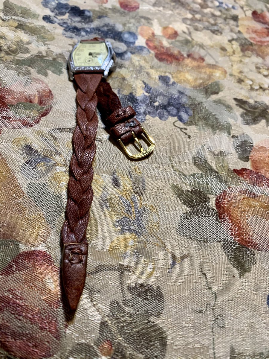 AyeeVeeDubb's tweet photo. 3 strand mystery braid freestyle type beat #handmade #leather #buckskin #fullgrain #olboy #watch https://t.co/ub7fuqlrAG