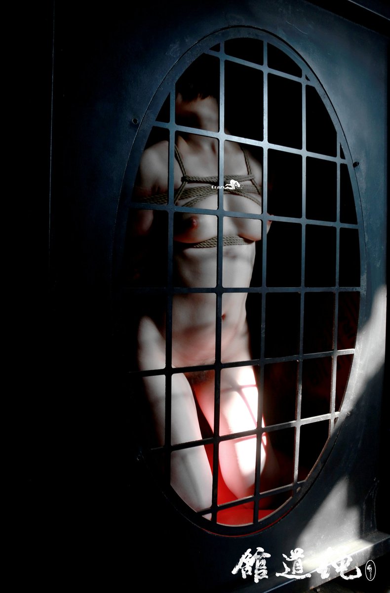 好久没上推特了，今天发两张笼中被缚美女。
#bdsm #捆绑 #绳艺 #人体摄影 https://t.co/WHx8lMINJK