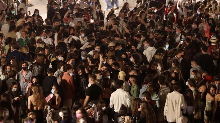 venezno's tweet image. 🕰️NOTICIA:Se muestran en las redes a cientos de #subnormales en diversas ciudades españolas celebrando el #FinEstadoDeAlarma. Ahora los españoles se preguntan si los padres y madres de estas personas son primas-hermanas o hay una nueva mutación llamada #hijosdelagranputa.