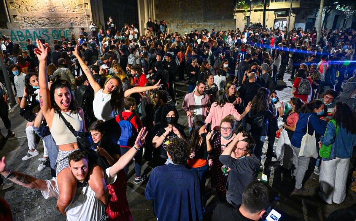 venezno's tweet image. 🕰️NOTICIA:Se muestran en las redes a cientos de #subnormales en diversas ciudades españolas celebrando el #FinEstadoDeAlarma. Ahora los españoles se preguntan si los padres y madres de estas personas son primas-hermanas o hay una nueva mutación llamada #hijosdelagranputa.