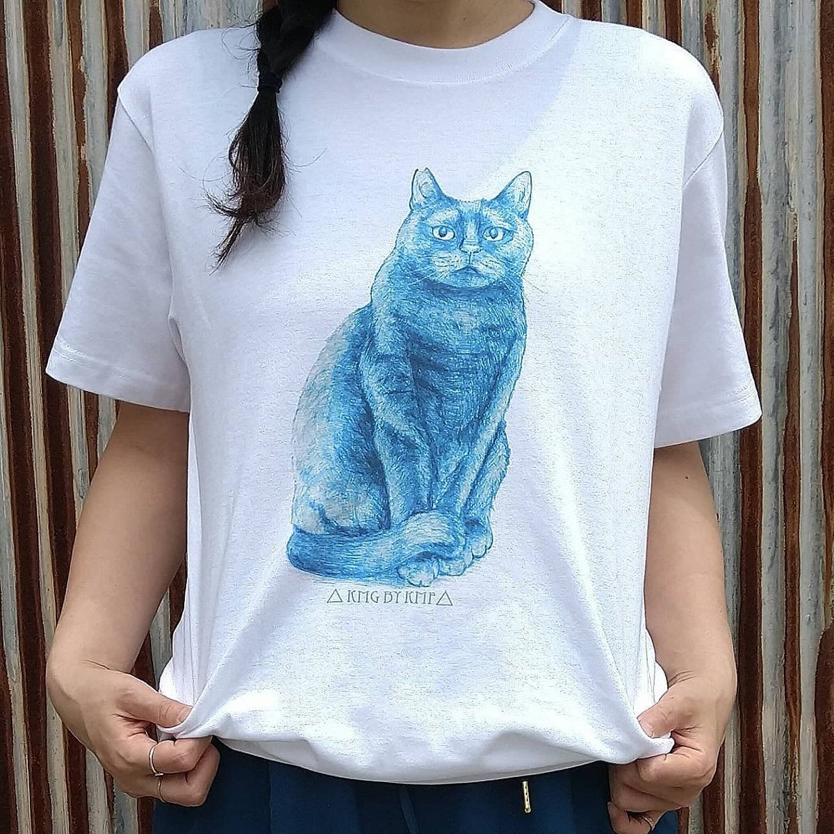 KillyMirror's tweet photo. NEW アイテムのお知らせ📢
KMG Tee
KMG BY KMF

本日よりweb shopから購入できます。

#killymirrorfactory #catlover #drawing #penartwork #tee #tshirt #inkjetprinting #cat
#愛猫 #猫 #黒猫 #青猫 #さくら耳
#元保護猫 #描写 #ペン画 #イラスト #物販  #Tシャツ #インクジェット https://t.co/HyWfT46kbV