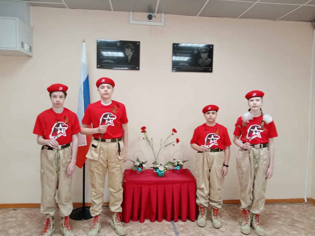 Поздравляем с 76-летием Победы! Возложение цветов к мемориальным доскам Альберта Халиуллина, выполнявшего интернациональный долг в Афганистане, и Алексея Чегодаева, участника боевых действий в Чечне. <a href="/depsamobr63/">Департамент образования Администрации г.о. Самара</a> <a href="/promadm/">Promadm.samara</a> #ДеньПобеды #76летПобеды #школа85_самара