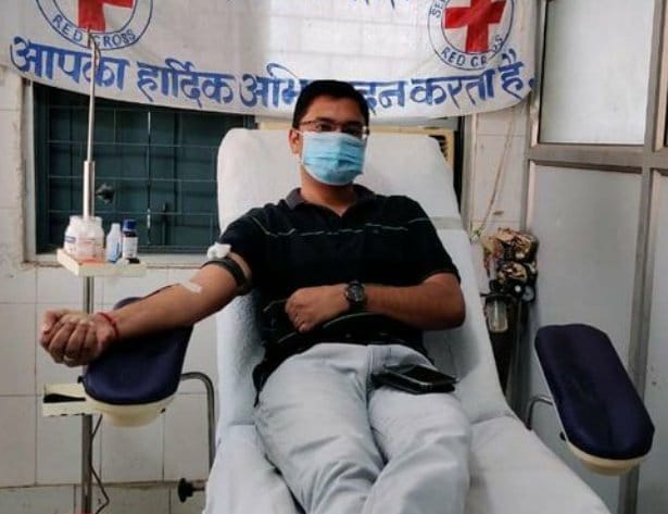 guruswarup4U's tweet photo. झारखंड : हैलो! आप चतरा एसपी @chatrapolice बोल रहे हैं. मो तस्लीम ने कहा कि सर मेरे दोनों बच्चे बीमार हैं. खून की जरूरत हैं. कोई रक्तदाता नहीं मिल रहा है. यह सुनते ही SP ब्लड बैंक पहुंचे और रक्तदान किया. पुलिस जवानों ने भी ब्लड डोनेट किया. 
@DCChatra @chatraiprd @JharkhandPolice https://t.co/GPzTYM2QtK