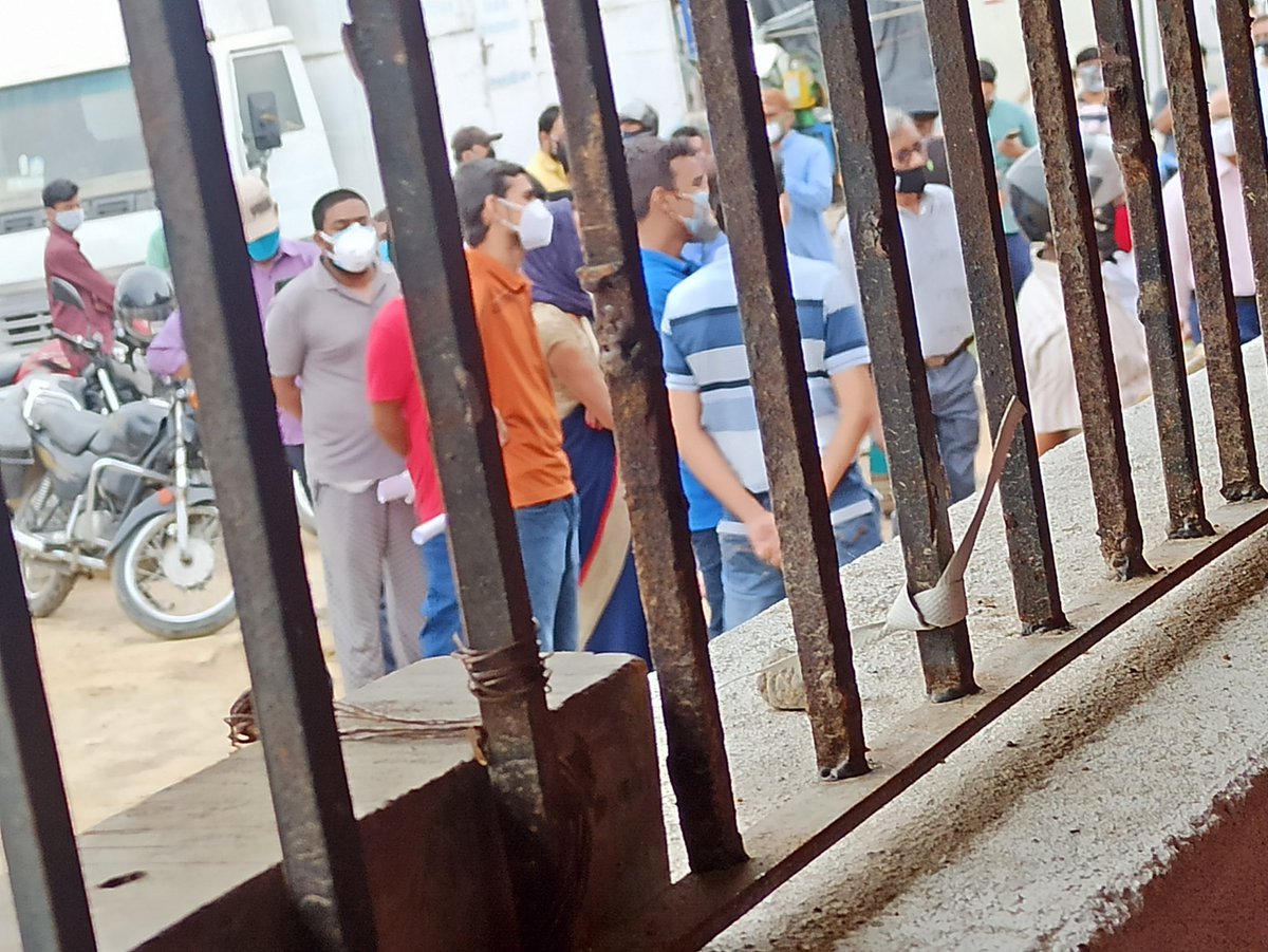 N_jha5's tweet image. 9 बजे का समय दिया गया 10 बजने को है भीड़ बढ़ते जा रहा है  परंतु अभी तक वेक्सीनेशन शुरू नही हुआ। किसे जिम्मेदार ठहराया जाय सरकार को या यहां के कर्मचारियों को या जनता को जो सोशल डिस्टेंस के &apos;स&apos; से भी परिचित नहीं ।
@NitishKumar 
@mangalpandeybjp 
@darbhanga_dm 
@manikantjhaair