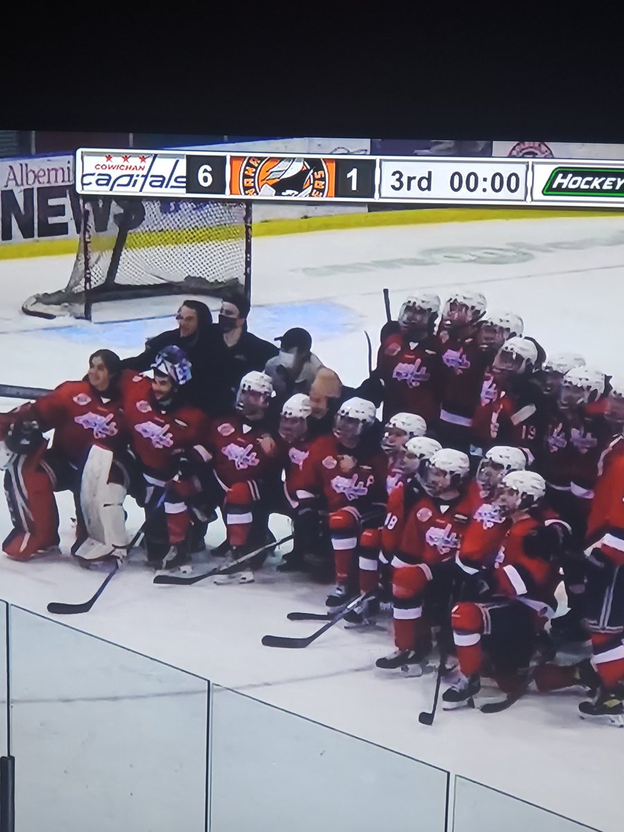 JerryPfeil's tweet photo. @pfeil29  finishes his Junior hockey career with a 2nd Star performance in Cowichan Capitols win over Nanaimo Clippers 6-1.  Lucas saved 41 of 42 shots, while Cowichan had 40 shots on Nanaimo.  Nice way to end his Junior Hockey career.  Thanks to @cowichancaps of BCHL. https://t.co/paMqvYMHyB