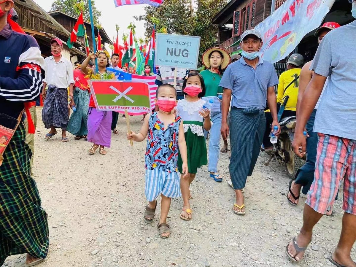 HsuChiKo1's tweet photo. Residents and students from Tamakhan,Hpakant took to the streets to show that they’re standing with PDF and KIO / KIA against military dictatorship. #WhatsHappeningInMyanmar #MilkTeaAlliance #May9Coup https://t.co/oNvYctxZvK