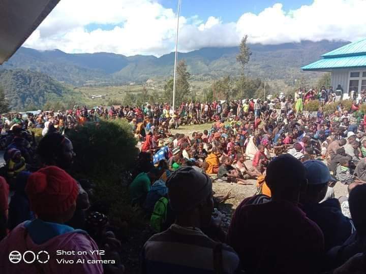 SAPAPUA96's tweet photo. 07/05-2021 
Penggungsi 5 Distrik Imbas Dari kontak Tembak TPNPB VS TNI-POLRI kabupaten Puncak.
Pmerintah Kbupaten puncak Arahkn Pngungsi masyarakat  sipil 5 distrik di halaman kantor Bupati distrik yang menggungsi sebagai berikut ;Ilaga, Ilaga Utara, Gome, Gome Utara dan Mabugi https://t.co/3Yubl6Wg1b