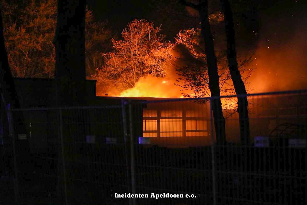 112Apeldoorneo's tweet image. Uitslaande brand in een school aan de Holtirchtersveld in Apeldoorn, de brandweer is met meerdere voertuigen ter plaatse om het vuur te bestrijden. Bij de brand komt veel rook vrij.