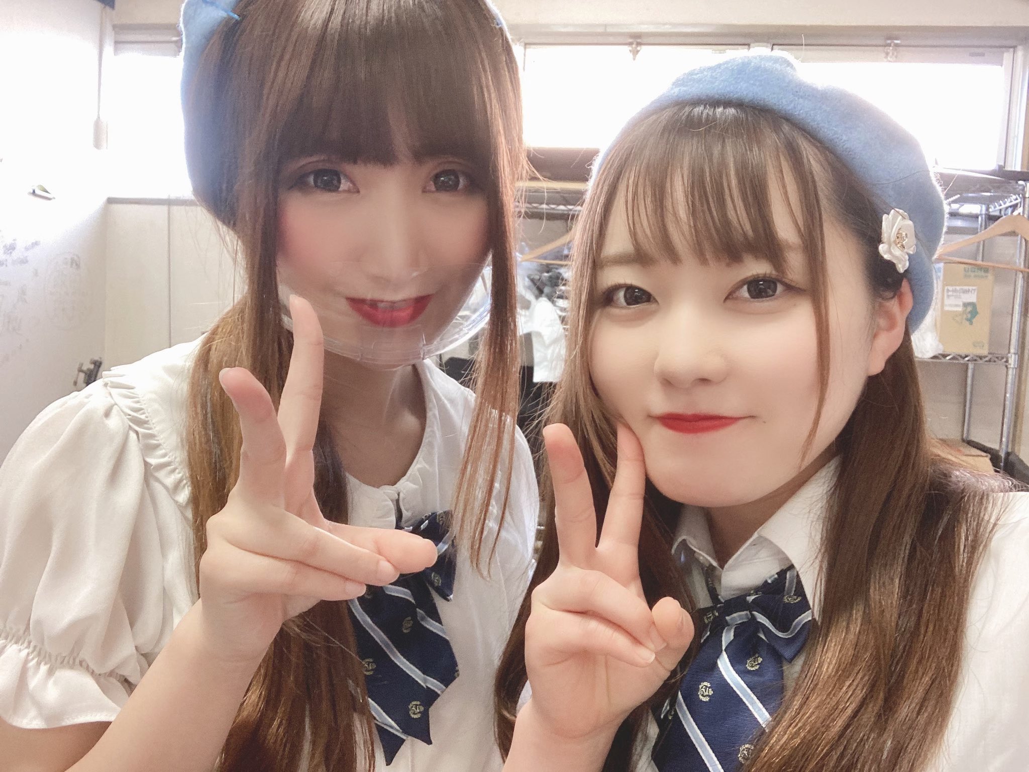 あまみやあい 卒業ライブまであと1週間 緊急事態宣言出ちゃうけど無理のない範囲で来てくれると嬉しいです そしてゆなぽん白くてかわいい わたしゆなぽんと並んだら黒いな 元々地黒なんだけどね 笑 あまみやあい ゆなぽん T Co