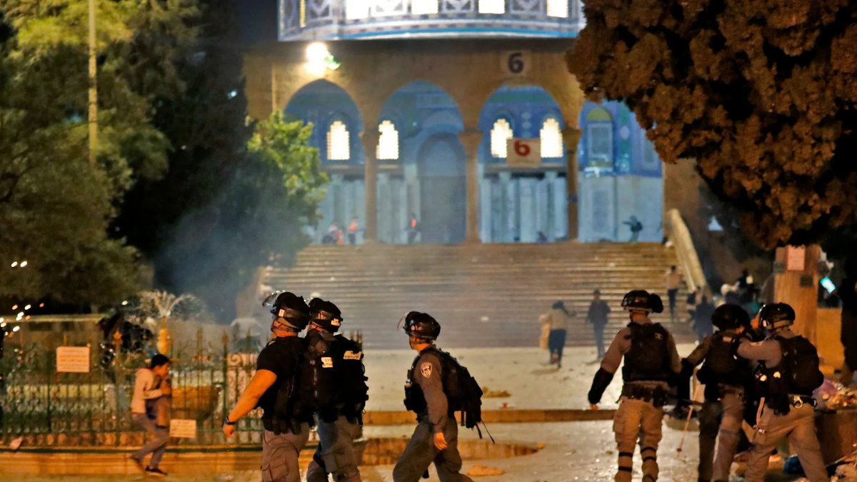 الى اهلنا فى القدس وبيت المقدس...

قوموا فى وجههم........
اجعلوها ثورة تبيد ولا تبقى...
قاتلوهم واحرقوهم بحجارتكم....
قاتلوهم يعذبهم الله بايديكم ويشفى صدور قوم مؤمنين....
لن يحارب حربكم احد........ولن ينصركم غير الله.......
لايوجد من سيدافع عنكم....لاعرب ولا مسلمين.......